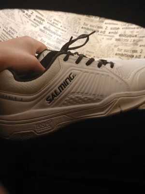 Vita Salming Eagle 2 inomhusskor - Säljer ett par vita Salming Eagle 2 inomhusskor som jag använde när jag körde innebandy då jag säljer dom nu för jag tappat intresse för sporten original priset var 1799 men säljer dem för 600