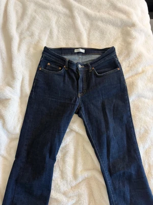Mörkblå bootcut jeans - Snygga mörkblå bootcut jeans med klassisk femficksmodell och utsvängda ben. Säljer dess för de ej kommer till användning!💕💕 