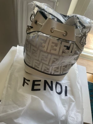 Fendi väska - Ny skick Fendi väska. äkta thailändsk läder , sjukt snygg dam väska i kvalité och ny skick kan hänga axelband eller hålla. Se på bilden 2 band finns . Ungefär 18cm bred höjd cirka 20cm.