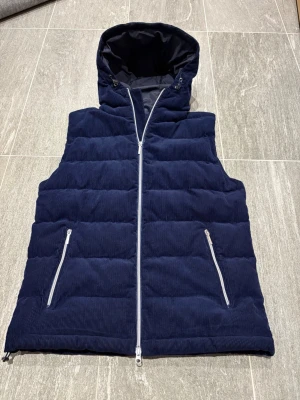 Väst  - Säljer en snygg väst med fin färg och ett material som gör att färgen ser unik ut. Knappt använd. Hojta till vid frågor och funderingar.