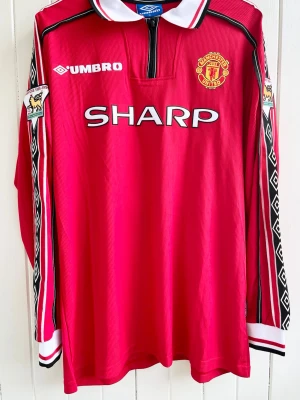 Paul Scholes - Manchestr United - Långärmad matchtröja  - Säljer en klassisk fotbollströja, Paul Scholes långärmade Manchester United-matchtröja från 1998. Tröjan är en reprint i nyskick.       Storlek: XL liknar mer L/XL.     