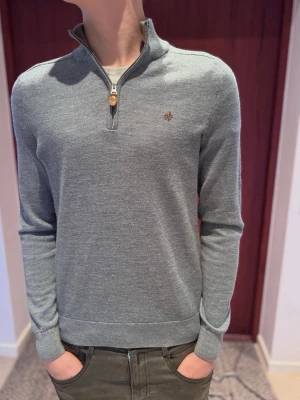 Ljusblå Morris Tröja – Slim Fit (S) – Nyskick - Säljer en ljusblå stickad tröja från Morris. Tröjan är i Slim Fit-modell (herrstorlek Small) och sitter riktigt snyggt. Den är endast använd ca 5 gånger, så den är i princip i nyskick och har inga tecken på slitage. • Märke: Morris • Modell: Stickad tröja • Passform: Slim Fit • Storlek: Small (Herr) • Färg: Ljusblå • Nypris: ca 1 800 kr • Skick: Nyskick  