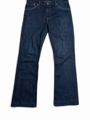 Levis 507 bootcut jeans - W32 L34 - Säljer ett par knappt använda Levi’s 507 bootcut jeans i mörk denimfärg i storlek W32 L34, uppsydda cirka 3 cm och passar som L33.  👖 Märke: Levi’s 📏 Storlek: W32 L34, passar som L33 🎨 Färg: Mörk denim 🧵 Material: 100% bomull 📐 Mått: 44 cm midja, 106 cm ytterbenslängd,        79 cm innerbenslängd, 24 cm fotöppning 📌 Skick: Mycket bra skick, knappt använda       (se bilder)  💬 Hör av dig vid frågor 💰 Pris kan diskuteras vid snabb affär 📦 Skickas inom 24 timmar