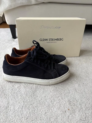 Snygga marinblå mockaskor - Säljer ett par riktigt snygga marinblå mocka sneakers från Strömberg. Använda två gånger så i väldigt fint skick. Nypris 2299kr! Storlek 41