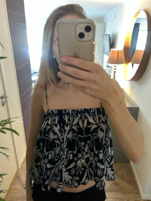 Somrigt linne - Super gulligt sommar linne, med vita detaljer! 