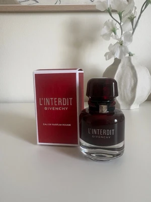 Givenchy L'Interdit EDP Rouge 35ml - Givenchy L'Interdit Eau de Parfum Rouge EDP 35ml. Säljer då den inte kommer till användning. Knappt något använt, på bildens syns inte ens parfymmängden då den är typ full🫶🏻