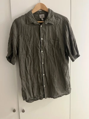 Grön linneskjorta från H&M - Linneskjorta i fint skick, strl L, passar bra för mig som är 186 cm 
