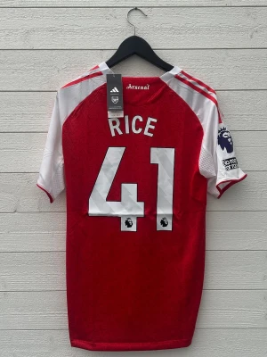 Declan Rice Arsenal Fotbollströja - Säljer en Arsenal fotbollströja med Rice 41 på ryggen som är helt ny med prislapp!