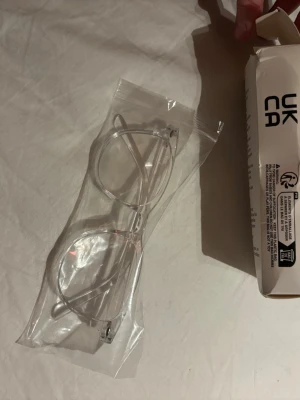 Transparenta solglasögon med rund form - Säljer ett par stilrena solglasögon med transparent båge och rundad form. Perfekta för dig som vill ha en clean och modern look. Lätta att matcha med olika outfits och riktigt trendiga just nu.