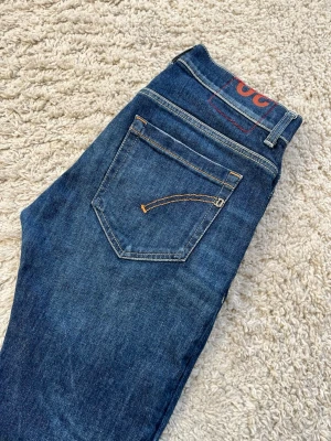 Mörkblå Dondup George jeans - Mörkblå tvättade Dondup George jeans Storlek 30 Inga defekter, nyskick Hör av er vid frågor och vid förhandling!🤩