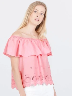 Rosa offshoulder topp med volang - Söt rosa offshoulder topp med bred volang runt axlarna och broderade spetsdetaljer längst ner. Toppen har en luftig passform och är perfekt för varma dagar. Tillverkad i mjuk bomull som känns skön mot huden.