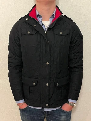 Barbour jacka  - Hej jag säljer en otroligt unik quiltad jacka ifrån Barbour. Väldigt fin mörk färg perfekt grym passform. För dig som vill hålla dig extra stilig med något varmt undertill. Nypris ≈ 4000kr Mitt pris endast 799kr. Skick: 9/10 Inga defekter Storlek M. Modellen är 180, väger 78kg. längd:68cm bröstvidd:50cm bottenvidd: 55cm ärmlängd: 60cm. Skriv gärna om du vill ha fler bilder eller har frågor!