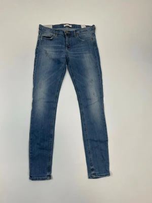 Dondup Jeans - Ett par schyssta Dondup jeans  Storlek 29  4/5 skick  Säljes då de tyvärr inte passa. Nypris 3500kr mitt pris 350. Kan tänkas gå ner i pris vid snabb affär. Trendiga snygga jeans med små slitningar vid fabrikat.  // Milton
