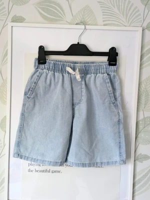 Jeansshorts H&M Storlek 146 - - Använd vid 2 tillfällen så i princip nyskick jag hittar inget att anmärka på.  - Mjuka och sköna jeans.  - Kanske lite lite ljusare i färg än de första 2 bilderna.  - Jag kan ha missat någon miniskavank men jag har försökt att granska plagget så gott det går.