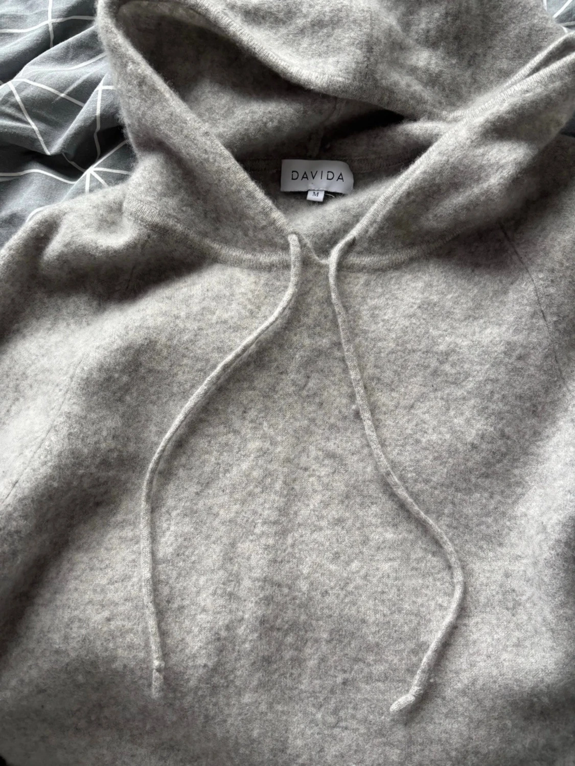 Ljusgrå hoodie från Davida - 1