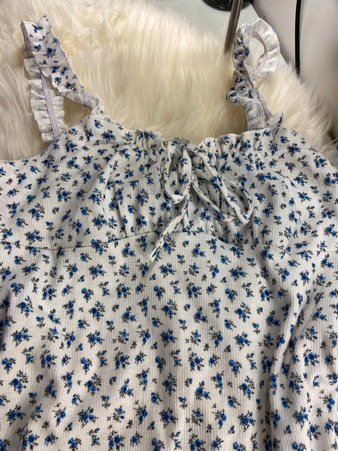 Vit blommig kortklänning med snörning - 1