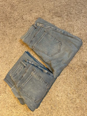 Ljusblå raka jeans - Fick hem fel byxor när jag beställde, är så förbannad att jag inte ens testat dom än. Säljer båda tillsammans billigt.