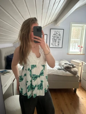 Söt sommartopp - Söt topp perfekt till stranden och utomlands resor🌻☀️storlek s men passar mig som oftast jag m