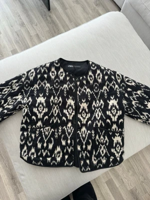 Svart zara quiltad jacka- skickar idag  - Jättefin jacka från Zara som är slutsåld!! Liten i storleken så skulle säga en M. Inga skavanker eller något slitage alls🩷