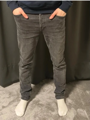 Jack and Jones jeans  - Säljer ett par mörkgråa Jack and Jones jeans. Skick 8/10 nypris - 899kr säljs 399kr! Vid minsta fundering bara att höra av sig!☑️