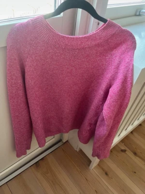 Rosa stickad tröja  - Jätte fin rosa stickad tröja från vero Moda, fint skick🤍