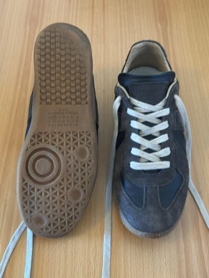 Maison Margiela Gats  - Ett par snygga margiela gats. Skick: 8/10 ( ända problemet är baksidan av sulan är sliten medan allt annat är bra). Dessutom får du lådan och dustbag med.