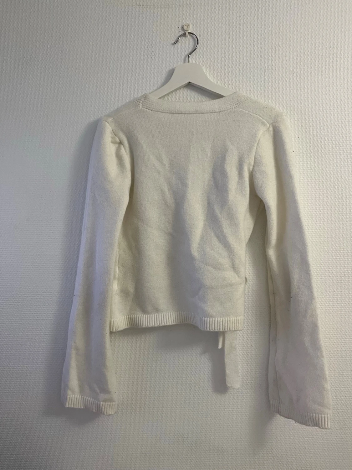 Vit omlottstickad tröja - 1