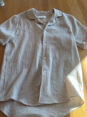 Pier one Linné skjorta  - Snygg linneskjorta från pier one. Helt ny. Storlek S. Hör av er vid funderingar MVH MAJESTIC GARMENTS 