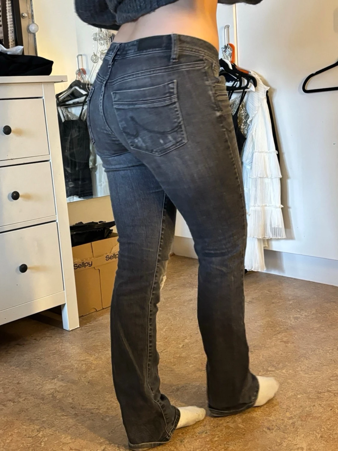 Mörkgrå bootcut jeans med slitningar - 2