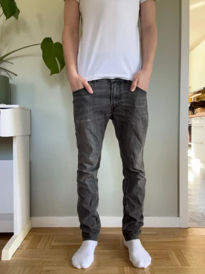 Diesel jeans - Slim fit, grå, 31/32, nypris 1299kr, bra skick, små defekter