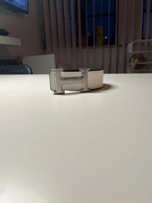 Vitt bälte 120 cm med silverspänne – stilrent & trendigt - Säljer ett snyggt vitt bälte i klassisk designer-stil. Bältet är 120 cm långt och har ett stilrent silverspänne som passar perfekt till både jeans, kostym och streetwear. Perfekt accessoar som lyfter vilken outfit som helst.  • Färg: Vit • Längd: 120 cm • Spänne: Silverfärgat • Skick: Fint skick • Unisex  bälte, vitt bälte, designer stil, mode, accessoar, silverspänne, trendigt bälte, unisex bälte, streetwear, fashion, budget lyx, outfit, herrbälte, dambälte