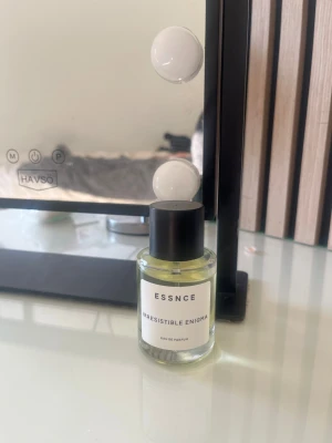 ESSNCE Irresistible Enigma parfym  - Essnce parfym i doften irresistible enigma inspirerad av Prada paradox <3 Super god doft säljer då jag har många andra favoriter 💞
