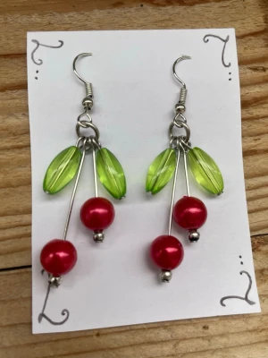Cherry örhängen - Körsbärs inspirerade örhängen med silverfärgad krok, gjorda av mig💕