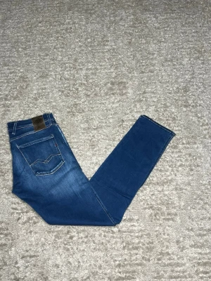 Replay jeans - Hej jag säljer ett par Replay Anbass hyperflex jeans. Jeansen i riktigt snygg marinblå färg perfekt för dig som vill ha ett par kvalitetsjeans med grym passform samt bra stretch. Nypris ≈2000kr, vårat pris 599kr.  Skick: 9/10 Storlek: W32L34 Midja: 42cm Lår: 26cm Ytterlängd: 107cm Innerlängd: 84  Skriv gärna om du vill ha fler bilder eller har frågor!