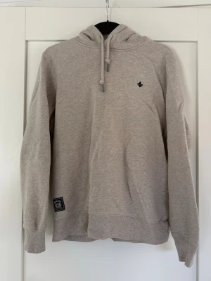 Beige/grå hoodie från Morris - Säljer en snygg beige/grå hoodie från Morris. 