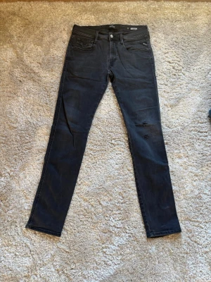 Replay anbass jeans - Hej! Säljer mina snygga svarta skinny jeans från replay i storlek 31. Modellen är anbass vilket betyder att byxorna är mer slimfit. Riktigt fräscha och knappt använda. Hör av er vid intresse!