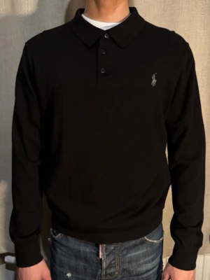 Ralph Lauren långärmad ulltröja - Fin ulltröja från Ralph Lauren. Tröjan passar strl S men kan även sitta som en M. Vid frågor och funderingar så är det bara att höra av sig.  //NewEraAtalje