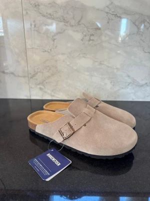 Birkenstock Boston  - Ett par riktigt schyssta Birkenstock Boston som passar extremt bra till de fina vädret nu i sommarn. Skicka 10/10 helt nya Skriv vid funderingar😁