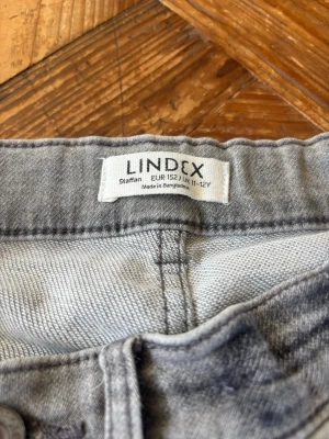 Grå jeans från Lindex, modell Staffan - Säljer ett par grå jeans från Lindex, modell Staffan. Jeansen har klassisk femficksdesign och knappgylf. Perfekta för dig som gillar en avslappnad och stilren look. Passar dig som har storlek EUR 152 eller UK 11-12Y. Och två par lager157 jeans en i storlek160 och en i length 32 och width 28