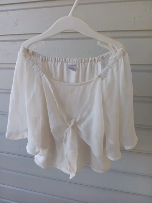 Vit blus med knyt - Säljer en luftig vit blus från Lindex. ☀️🤍Väldigt fin och söt tröja som är perfekt för sommaren. Storlek 146/152- alltså 10- 12 år.🥰                       30 kr + frakt💰