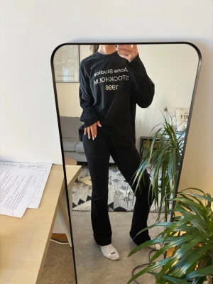 Långärmad acne tröja - Snygg långärmad oversized acne-tröja med lappennkvar. Fråga gärna om ni undrar något💕