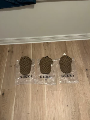 Hm  beige keps med monogram - Säljer en beige keps från hm . Kepsen har böjd skärm och justerbar rem bak. Materialet är canvas med detaljer i svart. Perfekt för dig som vill ha en stilren och lyxig accessoar.