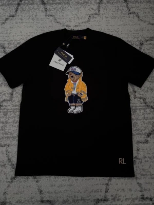 Ralph lauren T-shirt - Hej! Jag säljer en fin Ralph lauren T-shirt helt ny oanvänd storlek S-baggy fit, kan passa även som M skriv gärna vid intresse ❤️💯