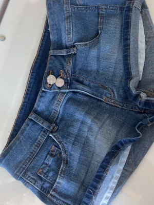 blå minishorts - Säljer ett par helt nya blåa minishorts i storlek xs