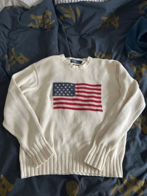 Polo Ralph Lauren Knit Sweatshirt - En knitted vintage sweatshirt från Ralph Lauren i storlek L, sitter lite mindre enligt mig. Jättefint skick, inga fläckar men enstaka lös tråd (se sista bilderna). priset är ej hugget i sten🙌🏻🙌🏻
