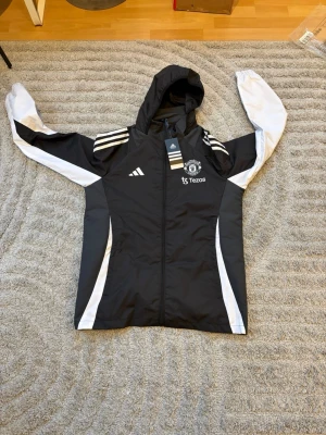 Manchester United jacka - Helt ny och oanvänd manchester united jacka i storlek s med tags kvar 