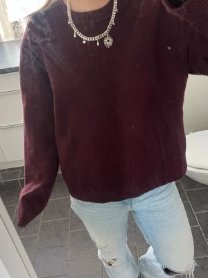 stickad tröja - fin mörkröd tröja ifrån Gina i toppenskick! ☺️