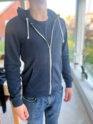 Mörkblå zip hoodie  - Mörkblå ziphoodie från Pier One. Storlek S. Knappt använd, HELT NY!!!! Hör av dig vid frågor😊😊🙌