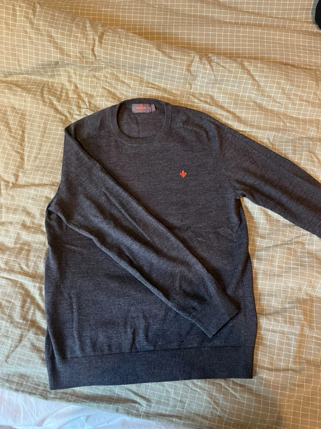 Mörkgrå tröja med röd logga - 1