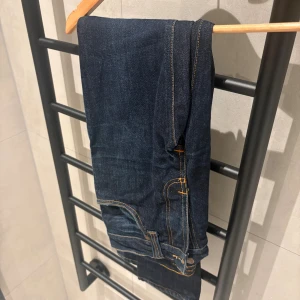 Mörkblå jeans från nudie grim tims - Ett par fina jeans från nudie med modellen grim tim
